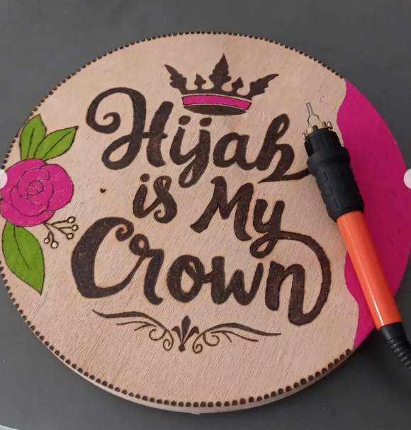 Décoration Murale Bois "Hijab is My Crown" – Image 3