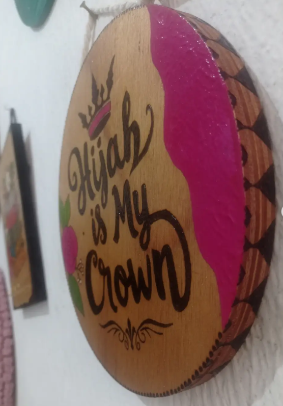 Décoration Murale Bois "Hijab is My Crown" – Image 2